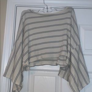 Short striped crop top with sleeves